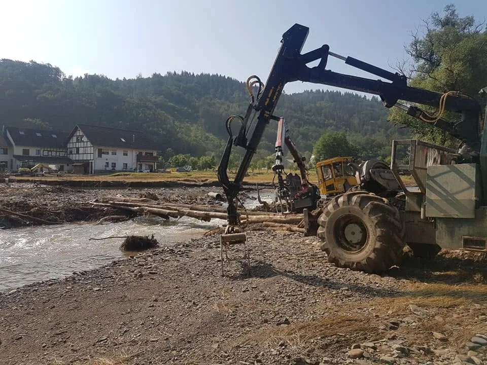 Räumarbeiten im Flussbett der Ahr nach dem Hochwasser 2021 im Bereich des oberen Ahrtals